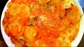 فیلم/ طرز تهیه ناهار فوری با سیب زمینی و پیاز / اقتصادی