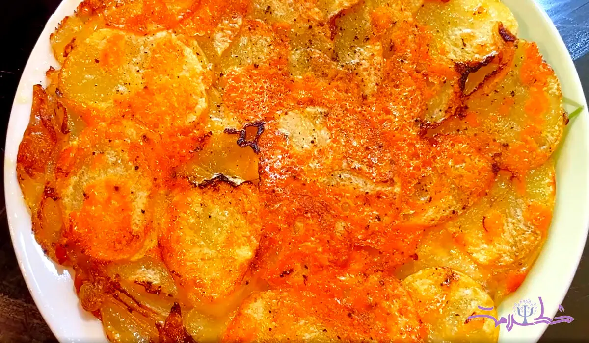 فیلم/ طرز تهیه ناهار فوری با سیب زمینی و پیاز / اقتصادی