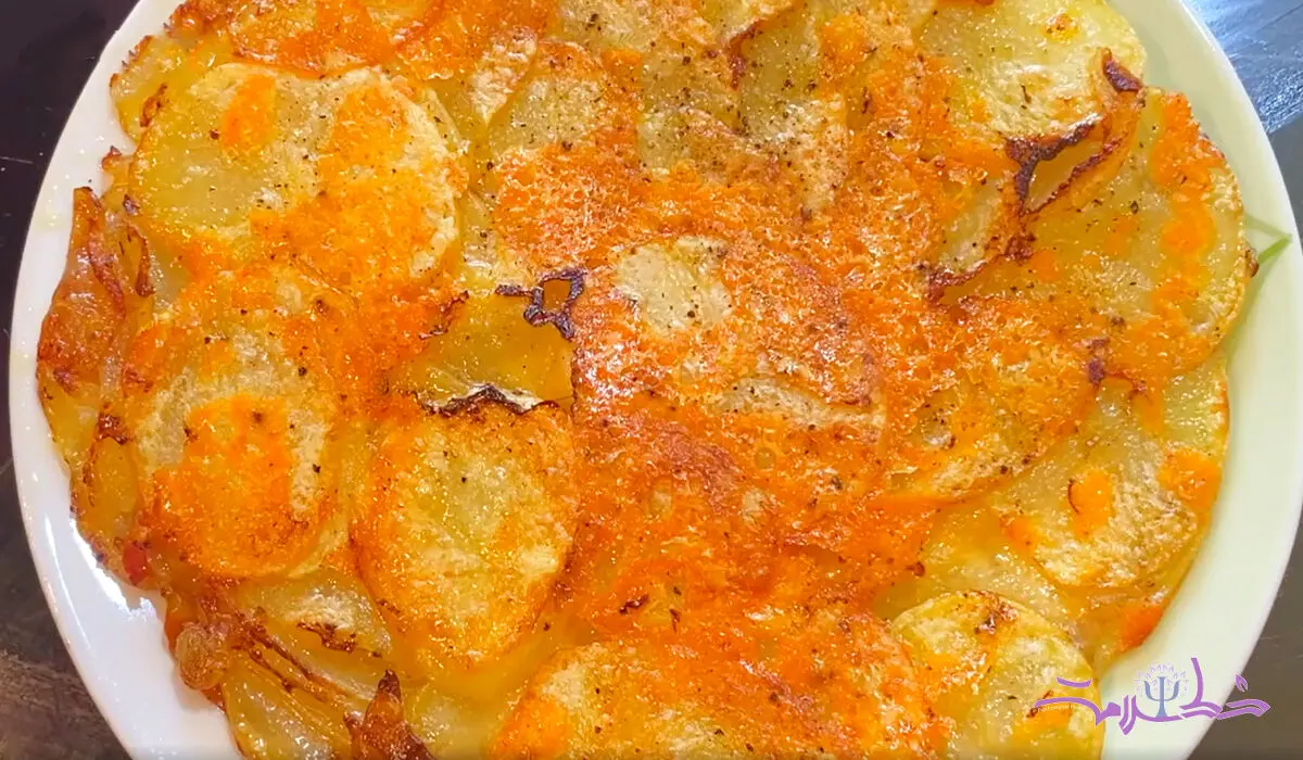 فیلم/ طرز تهیه ناهار فوری با سیب زمینی و پیاز / اقتصادی