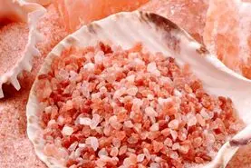 مقایسه نمک صورتی با نمک معمولی: کدام یک سالم‌تر است؟