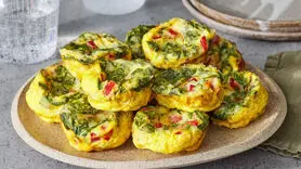 طرز تهیه املت لقمه ای فلفل قرمز و اسفناج/ صبحانه ای با طعم بی نظیر
