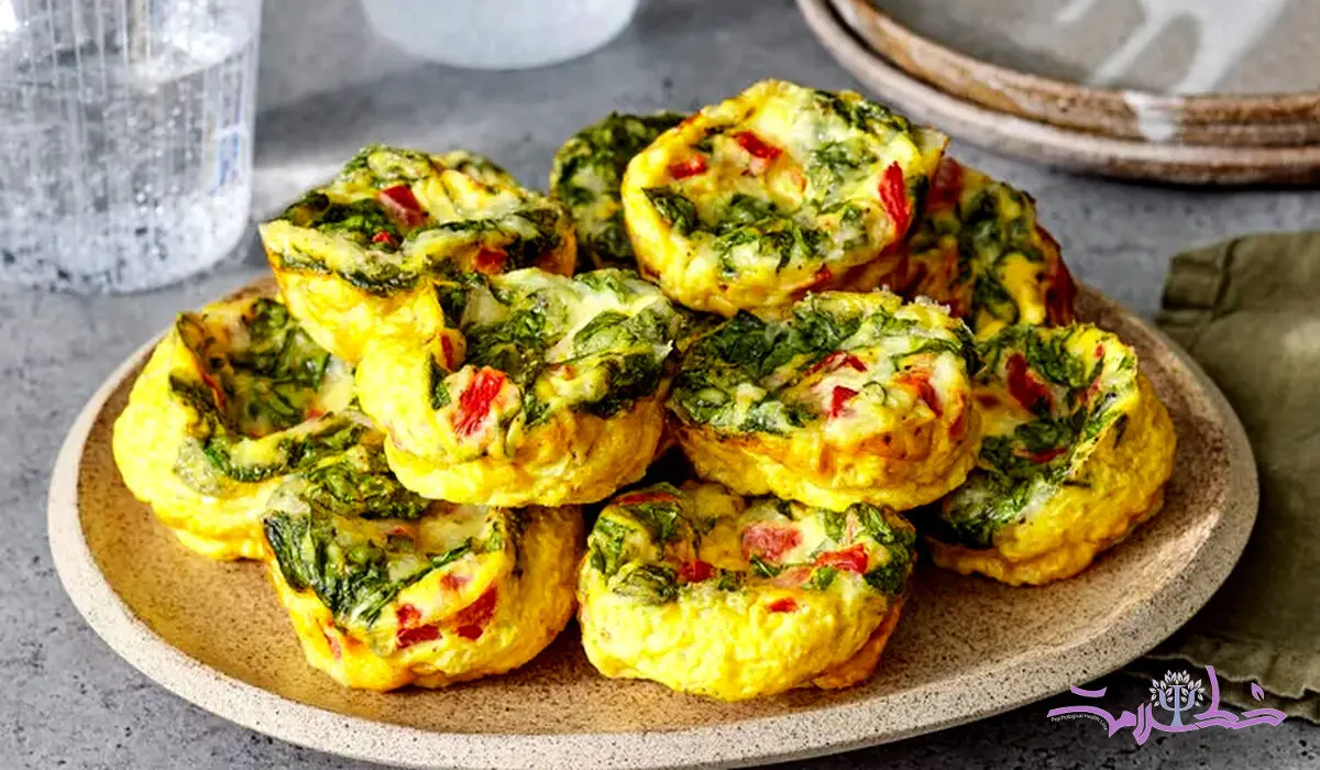 طرز تهیه املت لقمه ای فلفل قرمز و اسفناج/ صبحانه ای با طعم بی نظیر