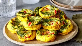 طرز تهیه املت لقمه ای فلفل قرمز و اسفناج/ صبحانه ای با طعم بی نظیر