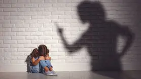 اگر این 5 رفتار را دارید، کنار مادری خودشیفته بزرگ شده اید