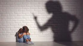 اگر این 5 رفتار را دارید، کنار مادری خودشیفته بزرگ شده اید