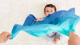 چه بازی هایی را باید در 10 ماهگی با کودک تان انجام دهید