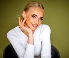 روانشناسی جذابیت زنانه: چه عواملی باعث جذابیت زنان می‌شوند؟