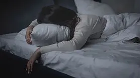 فیلم/ دلایل پریدن از خواب در شب+راهکارهای علمی