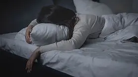 فیلم/ دلایل پریدن از خواب در شب+راهکارهای علمی