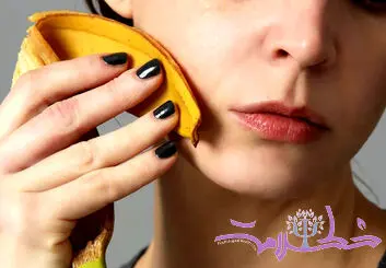 ترفندی ساده با پوست موز که پوستتان را جوان و شاداب می‌کند!