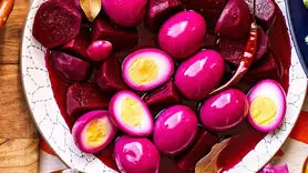 طرز تهیه تخم مرغ ترشی چغندر 