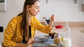 این غذاها عمر زنان را افزایش می دهد + لیست مواد غذایی