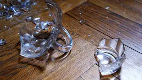 ترفند جمع کردن خرده شیشه از روی فرش و موکت