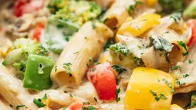 فیلم/ طرز تهیه پاستا خامه ای با سبزیجات به شیوه ای جدید/ فوری و لذیذ