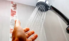 متخصصان تاکید دارند هر چه سریع تر این عادت منفی در زمان دوش گرفتن را کنار بگذارید!