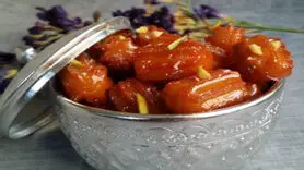 طرز تهیه بامیه سالم و کم‌چرب خوشمزه بدون سرخ کردن در فر و تابه