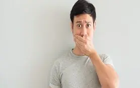 دو عامل اصلی بوی بد دهان را بشناسید + 8 ماده غذایی