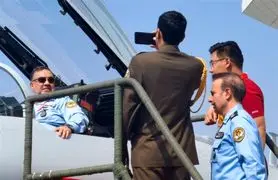 فرمانده نیروی هوایی ارتش سوار جنگنده چینی شد + فیلم