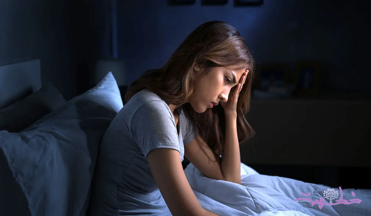 چرا از تنهایی خوابیدن می ترسیم؟ دلایل علمی و راهکارهای کاربردی