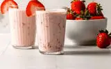طرز تهیه میلک شیک توت فرنگی نوشیدنی خوشمزه و پرطرفدار