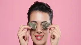 چای کیسه‌ای برای کاهش پف و سیاهی دور چشم + ۸ نکته کاربردی