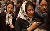 چرا ناگهان همه دنبال یک موضوع می روند؟ راز روانی ترندهایی که ذهن مردم را تسخیر می کنند