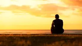 چرا بدون دلیل احساس ناراحتی می‌کنم؟ دلایل و نکات مقابله با آن