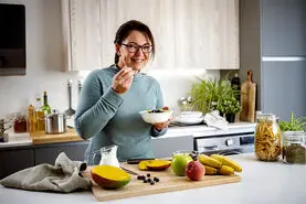 چرا صبحانه مهم است، حتی وقتی گرسنه نیستید؟