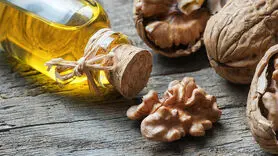 کاهش چین و چروک و جلوگیری از پیری زودرس با این روغن طبیعی + هفت روش ساده استفاده از آن