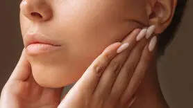 فیلم/ نحوه ماساژ صورت برای چین و چروک کمتر 