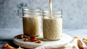 ظرز تهیه اسموتی رژیمی بادام هندی و خرما سالم و خوشمزه 