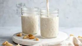 ظرز تهیه اسموتی رژیمی بادام هندی و خرما سالم و خوشمزه 