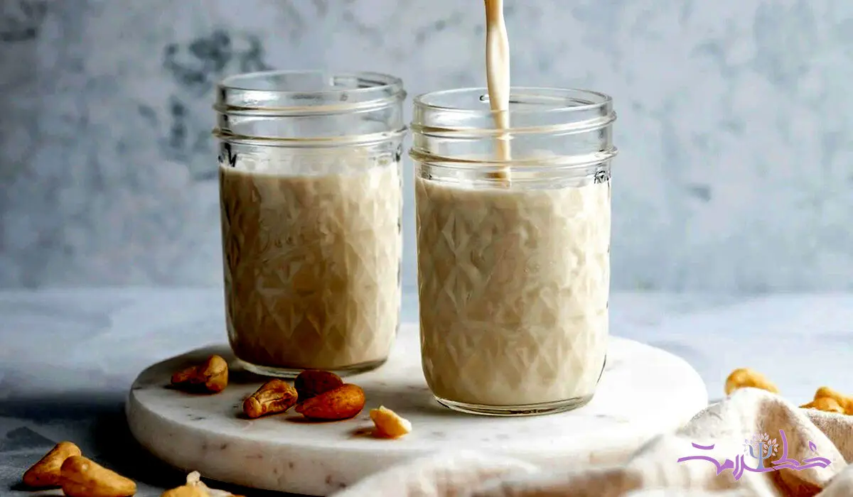 ظرز تهیه اسموتی رژیمی بادام هندی و خرما سالم و خوشمزه 