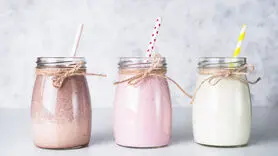 شیر ماه صورتی چیست؟ / طرز تهیه نوشیدنی آرامش‌بخش و مقوی برای خواب بهتر
