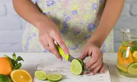 ۷ نوشیدنی صبحگاهی برای سم‌زدایی بدن