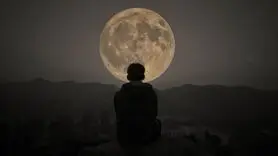 آیا ماه کامل واقعاً رفتار انسان را تغییر می‌دهد؟/ از ماه‌زدگی تا علم؛ آیا باور هزارساله حقیقت دارد؟ 