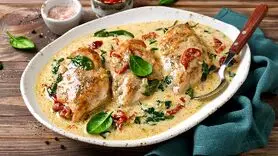 طرز تهیه خوراک مرغ خامه‌ای با اسفناج لذیذ و مجلسی