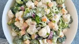 طرز تهیه سالاد کلم بروکلی در خانه