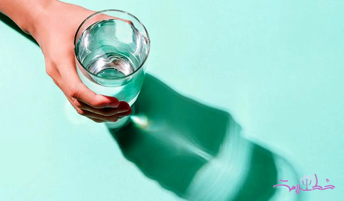  5 راه برای اینکه بفهمید به میزان کافی آب می نوشید یا نه + عوارض زیاد آب خوردن