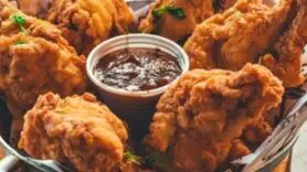 طرز تهیه مرغ سوخاری خانگی ترد و پفکی با فوت و فن‌های ویژه در قابلمه!