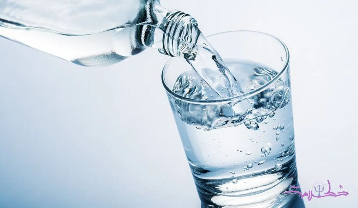 ۵ راه ساده برای اطمینان از نوشیدن آب کافی در طول روز