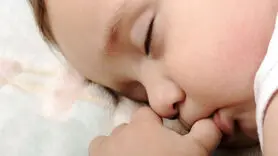 در خانه فرزندانی را که انگشت می مکند و شب ادراری دارند هیپنوتیزم کنید