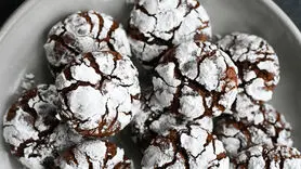 فیلم/ طرز تهیه کوکی شکلاتی ترک دار 