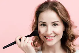 چگونه آرایش کنید تا جوان‌ به نظر برسید