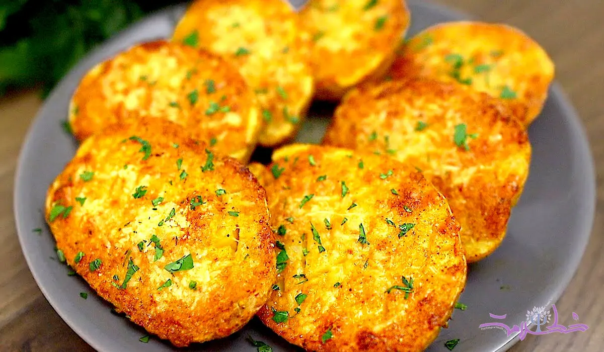 فیلم/ طرز تهیه سیب زمینی پنیری تنوری با سس مخصوص + شام فوری خوشمزه و ارزان
