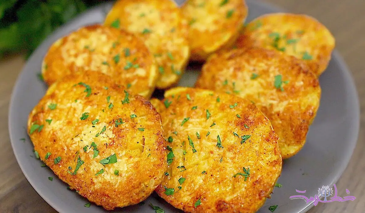 فیلم/ طرز تهیه سیب زمینی پنیری تنوری با سس مخصوص + شام فوری خوشمزه و ارزان
