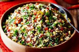 طرز تهیه سالاد کینوا با ذرت و پیازچه + رژیمی و فوری