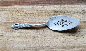چگونه نقره را با فویل آلومینیومی و جوش شیرین درخشان کنیم؟