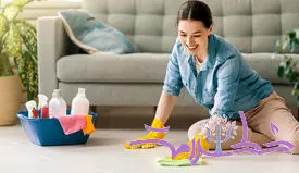 این ترفند ساده با سرکه سفید، کف خانه شما را برق می‌اندازد!