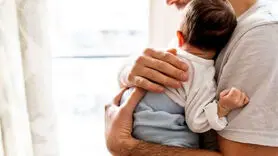 چرا بیشتر افراد  نوزادان را روی دست چپ خود می خوابانند؟/3 دلیل جالب 